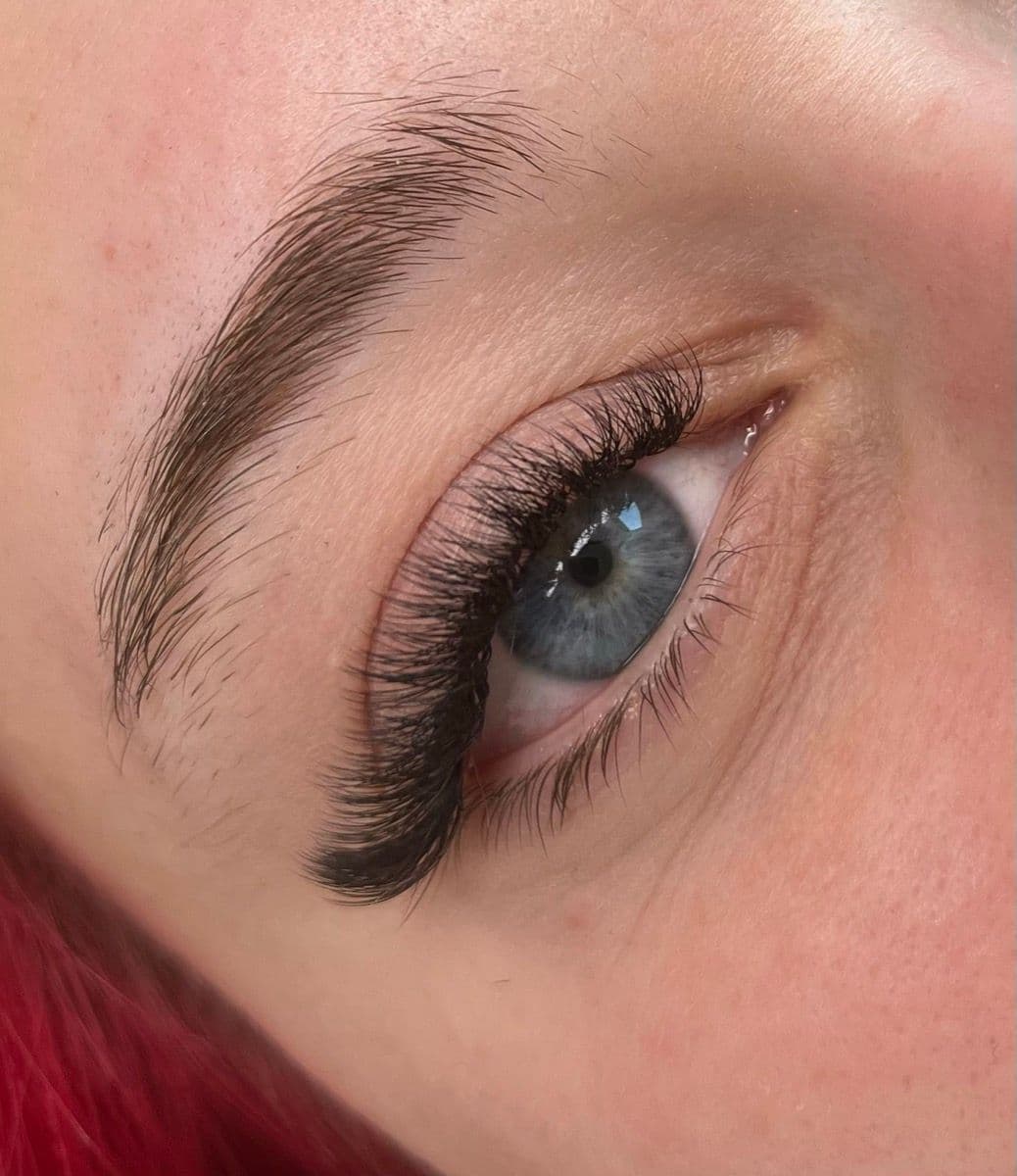 Wimpernverlängerung Volumen – dichtes, dramatisches Wimpernbild