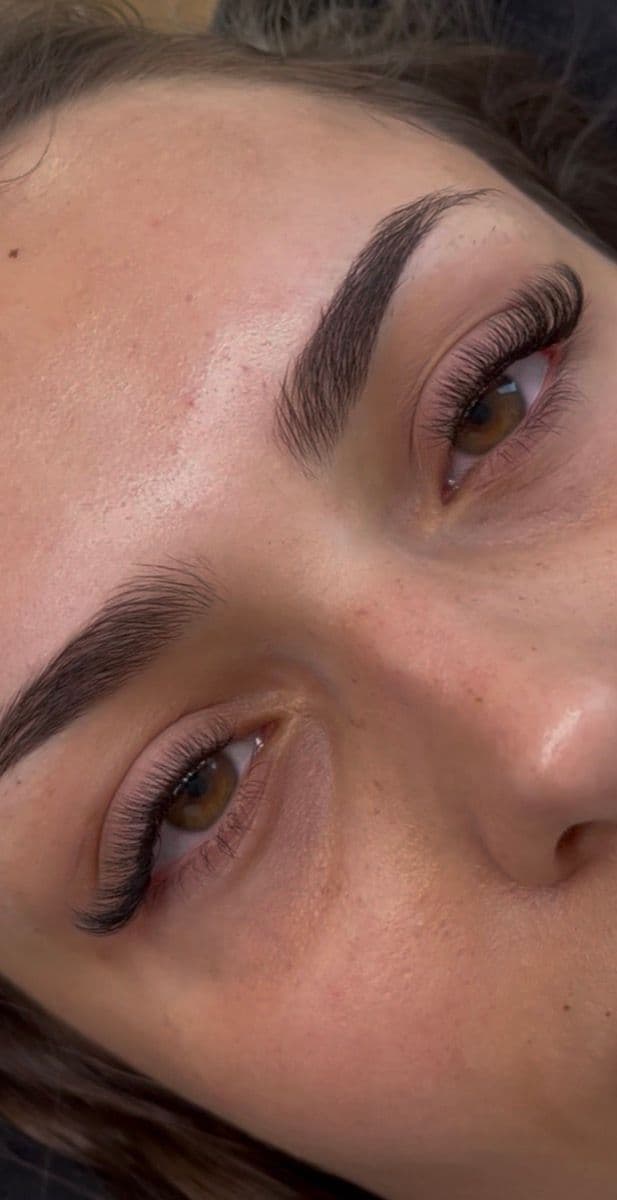 Wimpernverlängerung mit gepflegten Augenbrauen